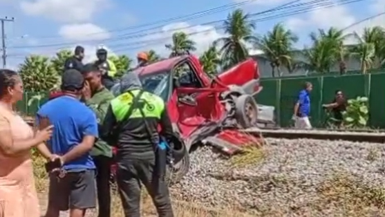 Carro é arrastado após colidir com VLT no bairro Presidente Kennedy, em Fortaleza
