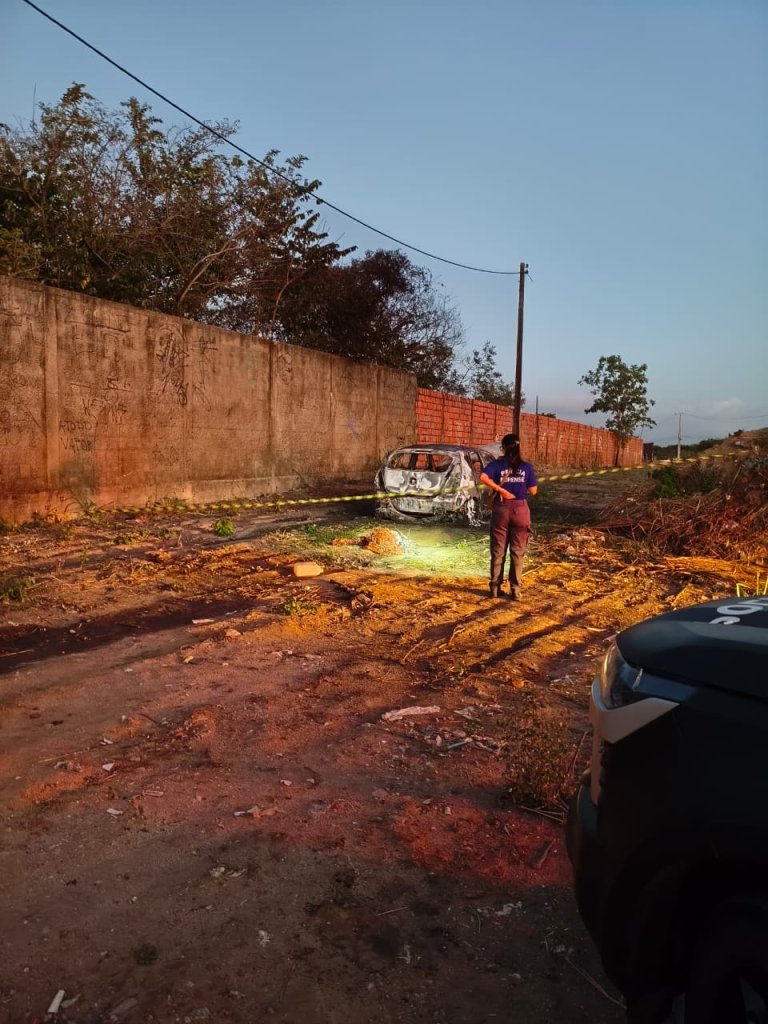 PM é encontrada amarrada após colega de farda ser localizado morto em carro incendiado