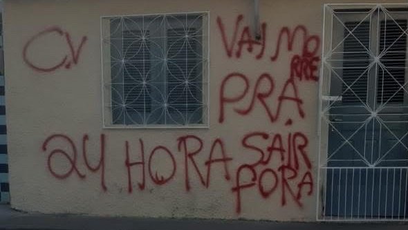 Família abandona casa após ameaça de facção pichada em muro