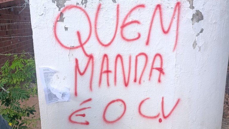 Muro próximo a escola em Sobral é alvo de pichação: “quem manda aqui é o CV”