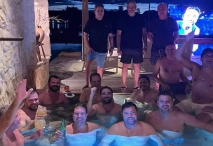 PF encontra foto comprometedora de festa na piscina de políticos
