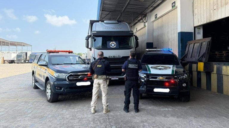 Receita e PRF apreendem carreta com calçados falsificados na BR-222