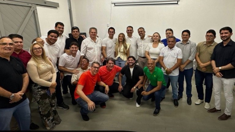 Prefeito de Quixadá, Ricardo Silveira, amplia base de Elmano com adesão de três vereadores