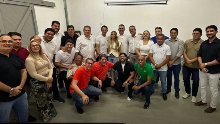 Prefeito de Quixadá, Ricardo Silveira, amplia base de Elmano com adesão de três vereadores
