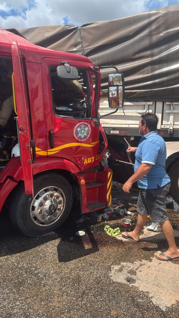 Viatura do Corpo de Bombeiros colide com carreta em São Gonçalo do Amarante