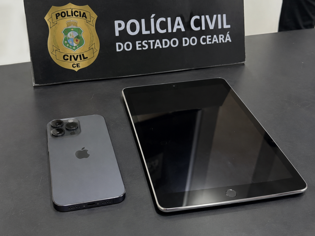Polícia cumpre mandado contra mãe de namorado de Caracristi; celular e tablet são apreendidos