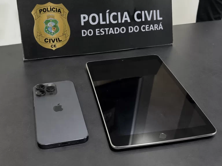 Polícia cumpre mandado contra mãe de namorado de Caracristi; celular e tablet são apreendidos