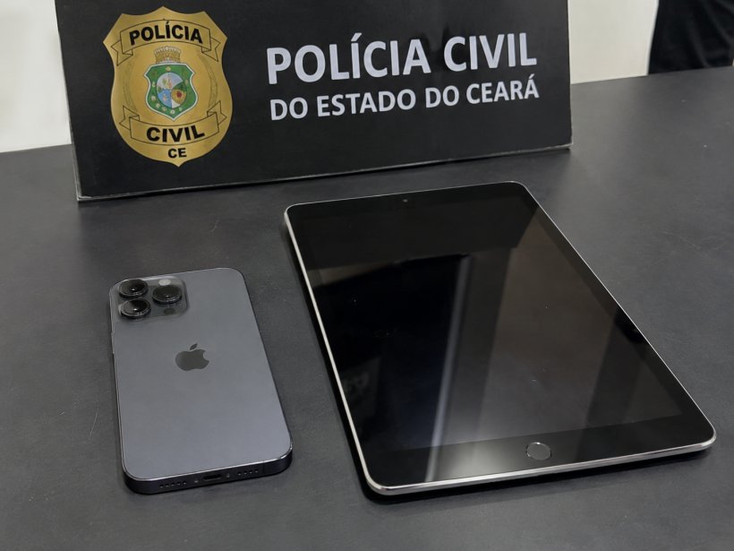 Polícia cumpre mandado contra mãe de namorado de Caracristi; celular e tablet são apreendidos