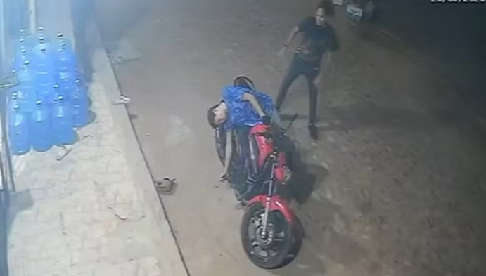Assaltante é atingido com pedrada na cabeça e cai; comparsa também ficou ferido