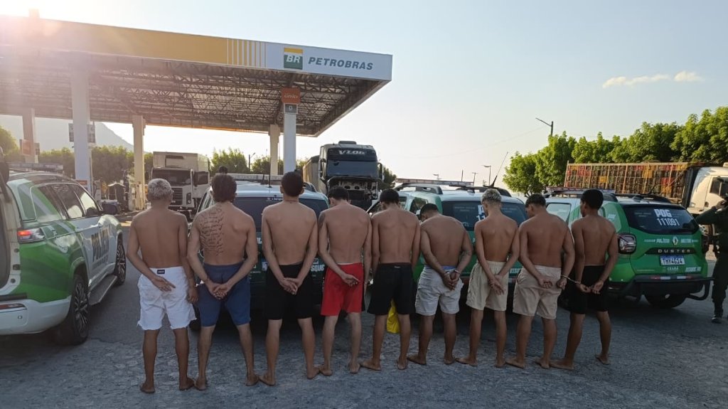 Operação policial prende nove homens e apreende drogas em Irauçuba