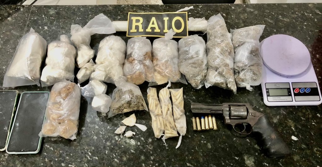 Raio prende dois homens e apreende 1,6 quilo de drogas e revólver em Fortaleza