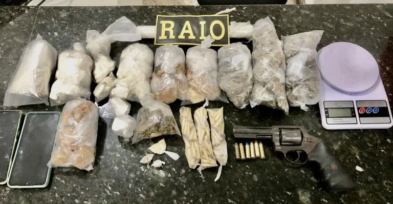 Raio prende dois homens e apreende 1,6 quilo de drogas e revólver em Fortaleza