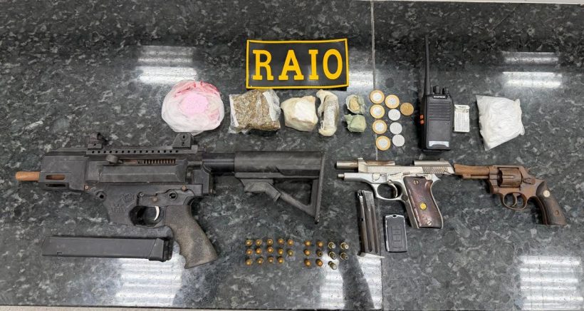 Mulher é presa por tráfico após abordagem policial resultar na apreensão de armas e drogas