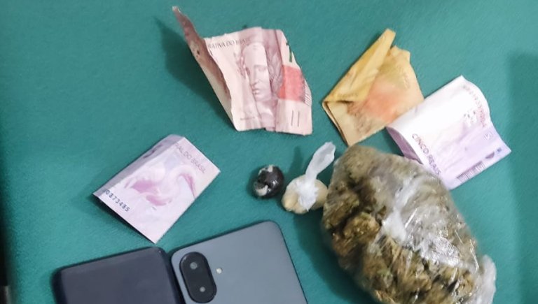 PMCE prende casal com drogas e recupera motocicleta roubada com sinais de adulteração