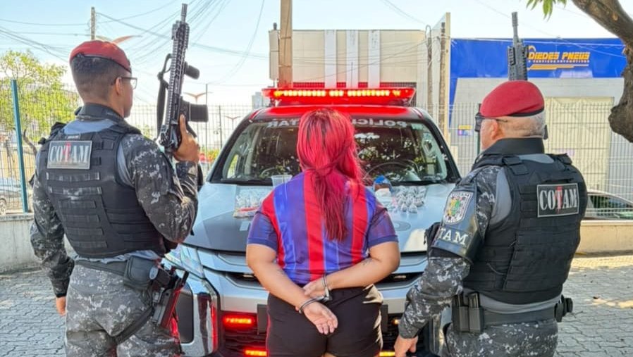 Mulher é presa com quase 900 gramas de drogas no Passaré, em Fortaleza
