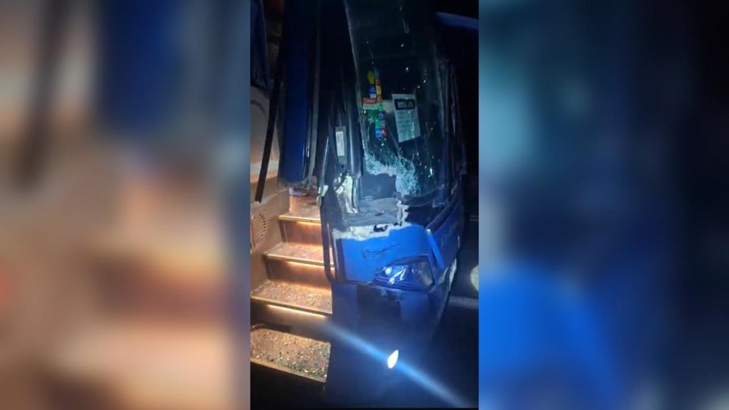 Ônibus com policiais da Operação Eleições colide com carreta na BR-230
