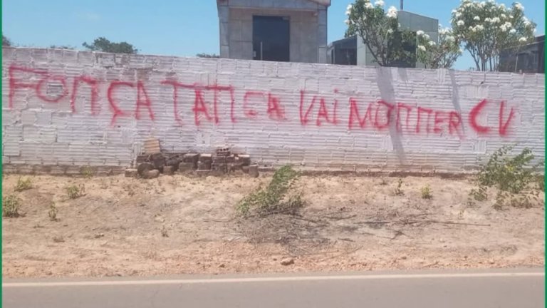 Muro de cemitério é pichado com ameaças à Força Tática em Viçosa do Ceará