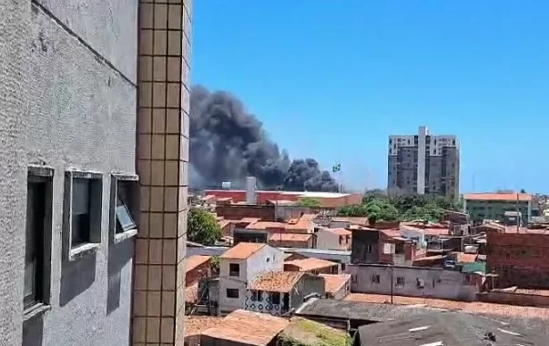 Incêndio atinge terreno de antiga fábrica de castanha de caju no Carlito Pamplona