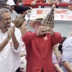 Lula desfila com imagem de Nossa Senhora Aparecida em Fortaleza e defende reeleição de Elmano