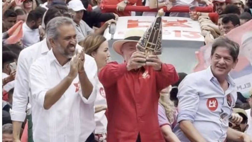 Lula desfila com imagem de Nossa Senhora Aparecida em Fortaleza e defende reeleição de Elmano