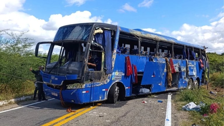 Motorista de ônibus é denunciado por homicídio culposo após acidente que matou sete jovens