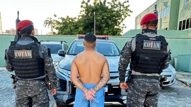 Homem é preso com duas pistolas após tiroteio deixar um morto em lava-jato no Conj. Palmeiras
