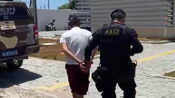 Homem apontado como líder do PCC é preso com pistola e drogas no Porto da Missa, em Camocim