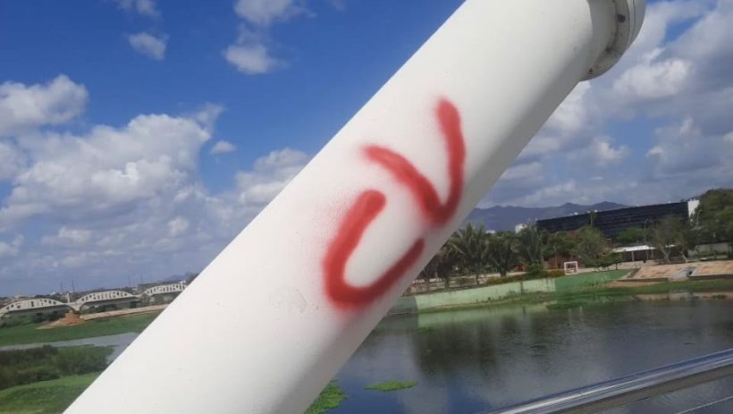 Ponte Estaiada e casas são pichadas com sigla de facção criminosa em Sobral