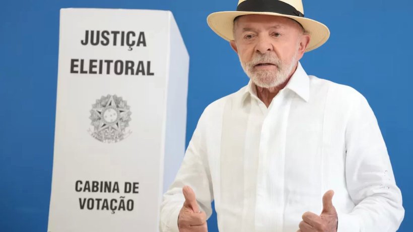 Lula vota em São Bernardo do Campo e agradece apoio recebido na campanha
