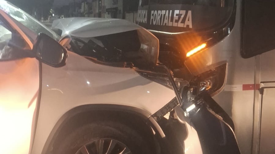 Motorista dirige na contramão da Bezerra de Menezes e bate de frente com micro-ônibus