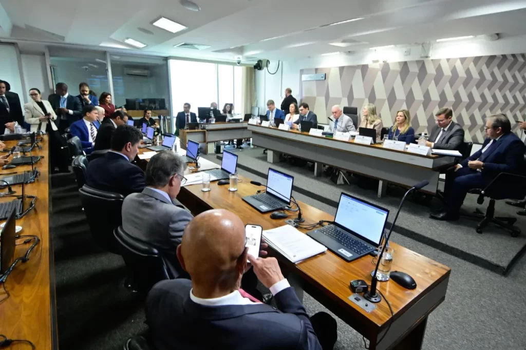CCJ do Senado conclui votação da PEC da Segurança em sessão relâmpago