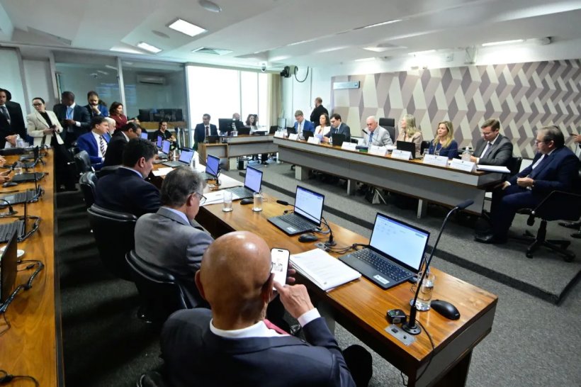 CCJ do Senado conclui votação da PEC da Segurança em sessão relâmpago