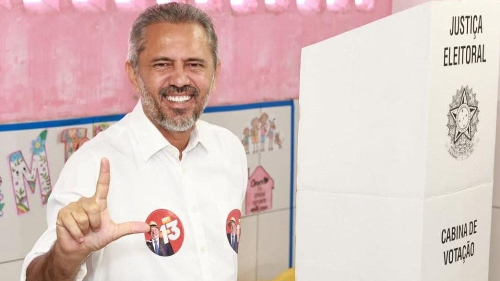 Governador Elmano de Freitas vota em Caucaia neste domingo