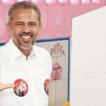 Governador Elmano de Freitas vota em Caucaia neste domingo