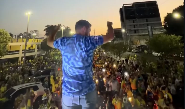 André Fernandes demonstra força de mobilização em evento pró-Flávio Bolsonaro