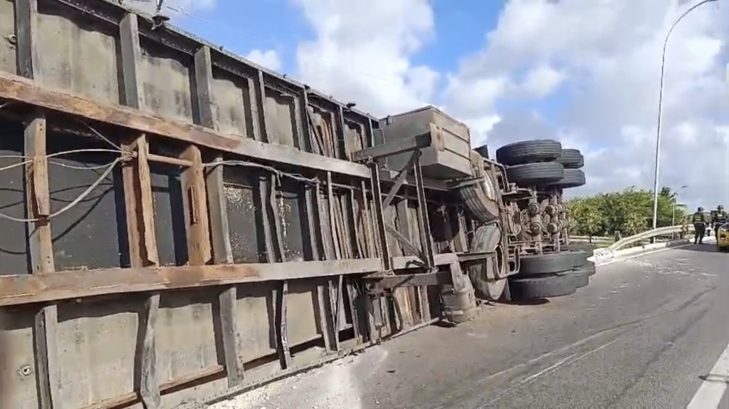 Carreta frigorífica tomba em viaduto da BR-116, em Fortaleza
