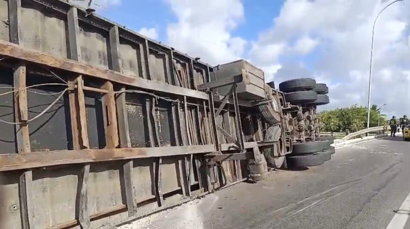 Carreta frigorífica tomba em viaduto da BR-116, em Fortaleza