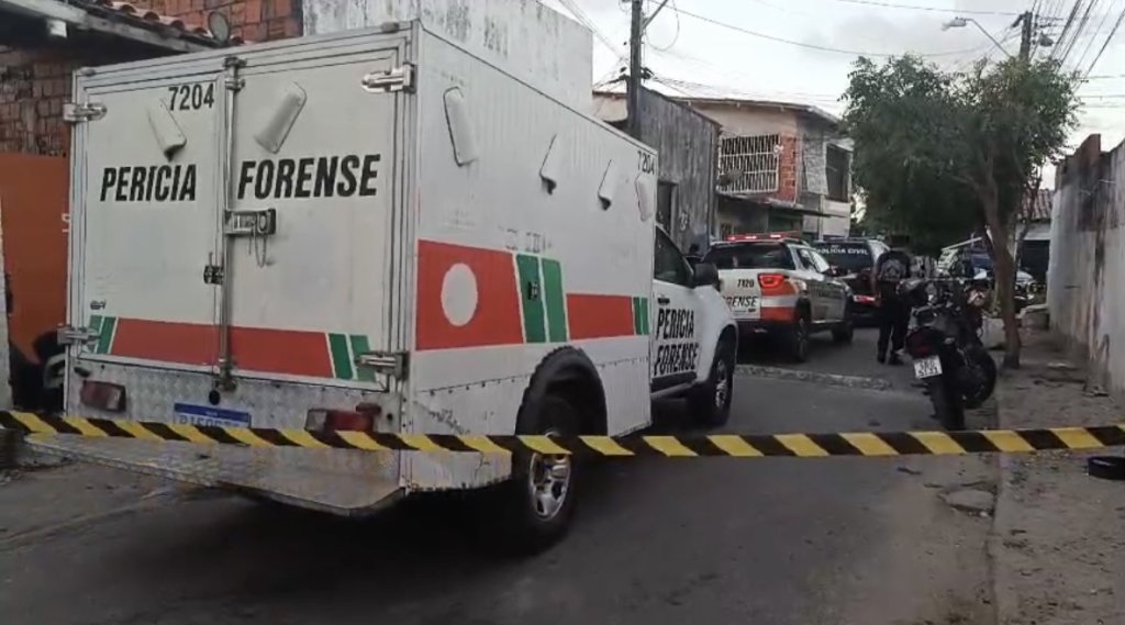 Dois homens são executados a tiros dentro de marcenaria no bairro Lagoa Redonda