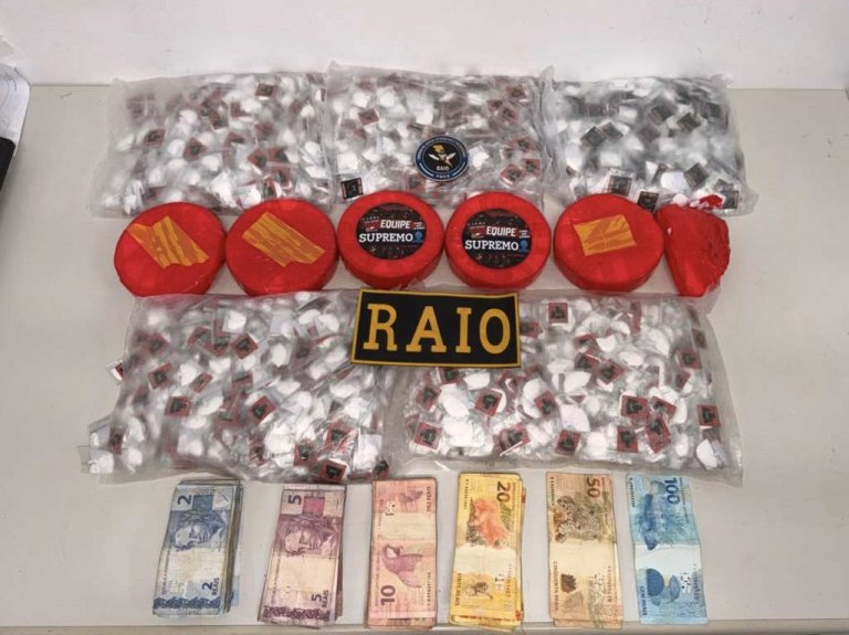 PM apreende mais de 5 kg de cocaína escondidos em terreno baldio em Sobral