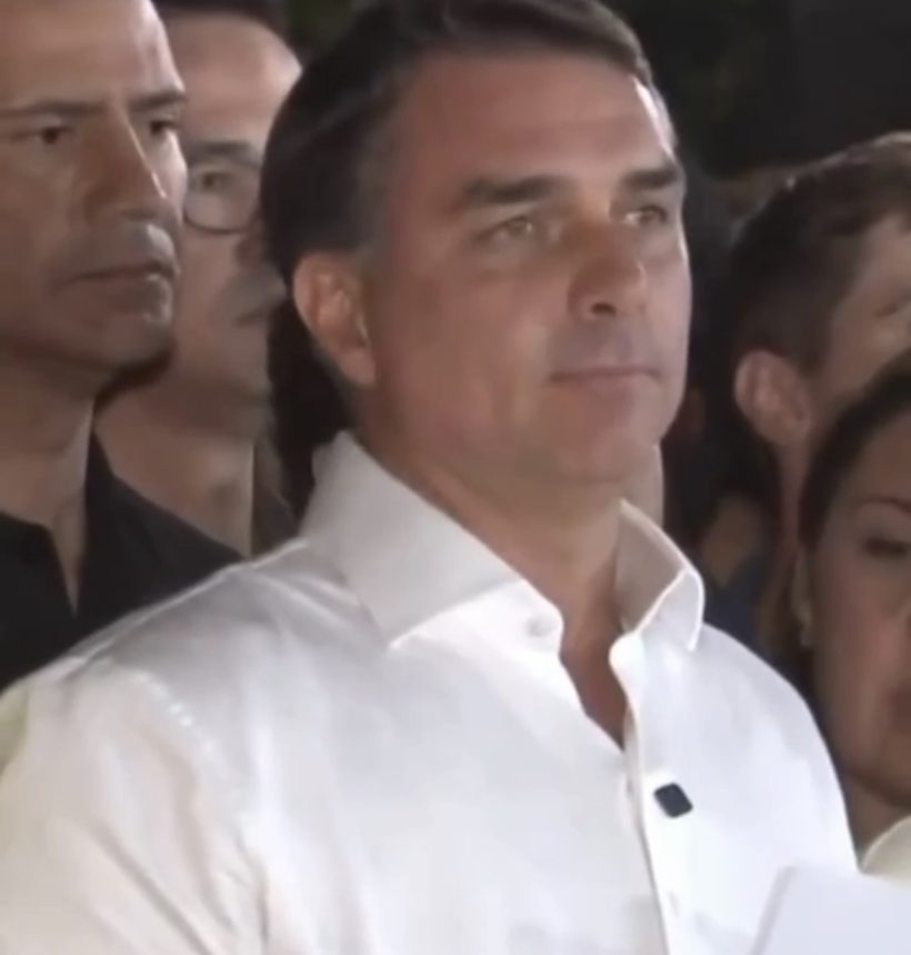 Flávio Bolsonaro contesta derrota para Lula e defende anulação das eleições