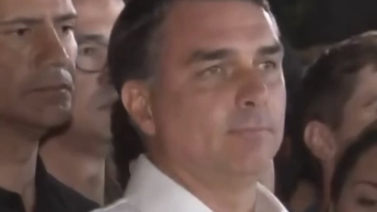 Flávio Bolsonaro contesta derrota para Lula e defende anulação das eleições