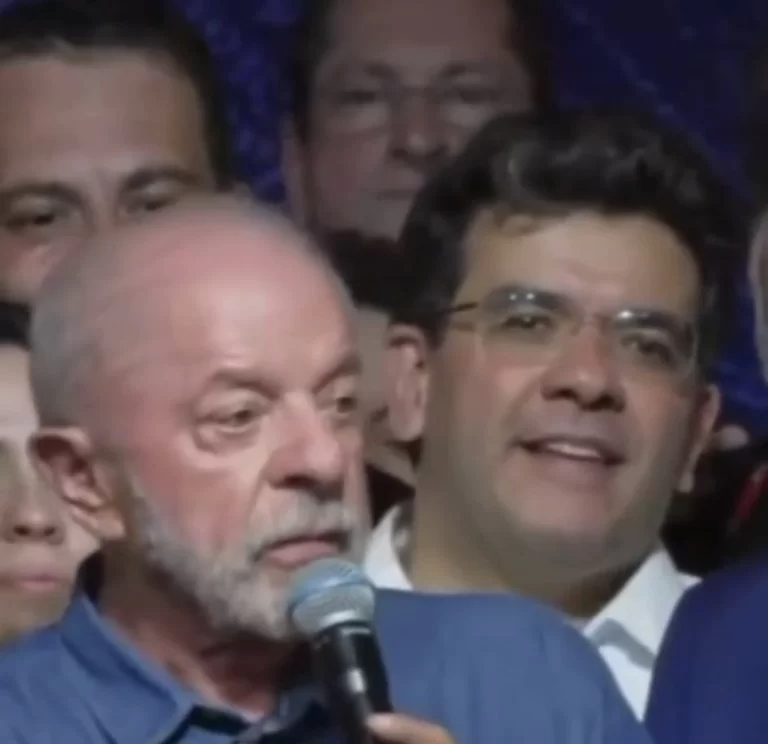 Reeleito, Lula acusa Flávio Bolsonaro de ser "representante do milicianismo"