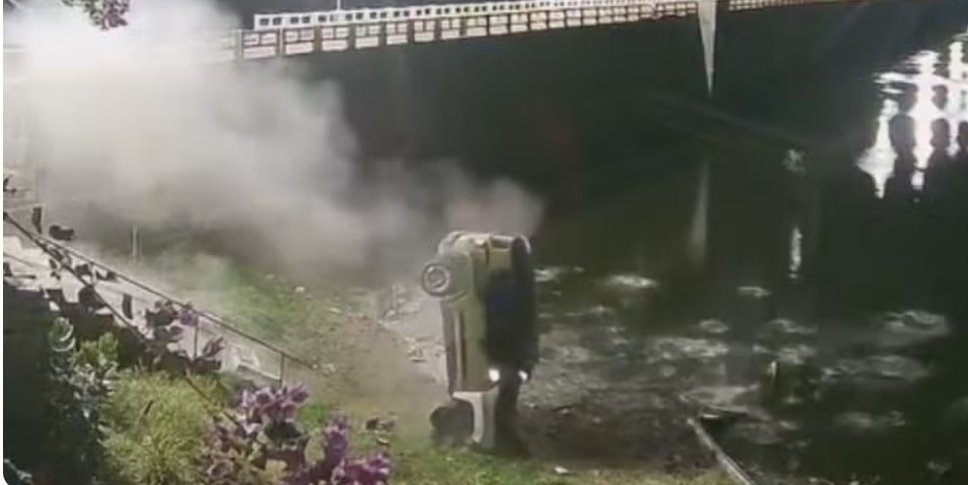 Carro desgovernado derruba mureta ee cai de frente às margens de barragem