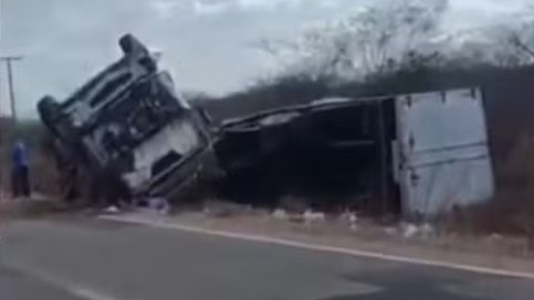 Colisão entre caminhões deixa um morto em Morada Nova