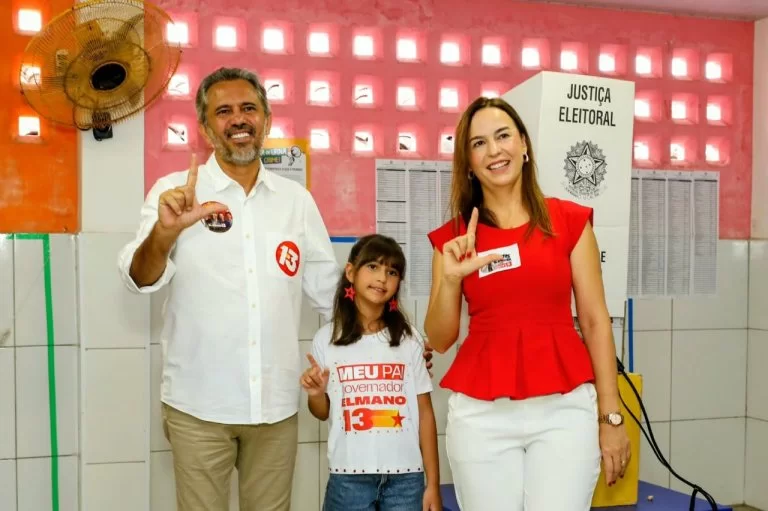 Elmano de Freitas vota em Caucaia acompanhado de Cid Gomes e Luizianne Lins