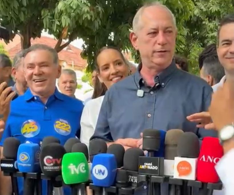 Ciro Gomes vota na Praia de Iracema acompanhado de candidatos e lideranças políticas