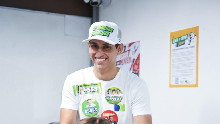 Domingos Neto vota em Fortaleza e agradece apoio dos cearenses