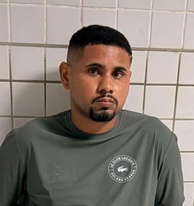 Homem é flagrado fugindo de baile funk com arma na cintura