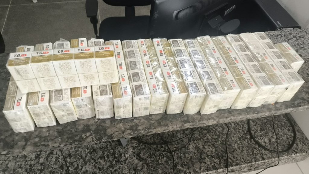 PM apreende 174 frascos de substância emagrecedora e 34 aparelhos eletrônicos