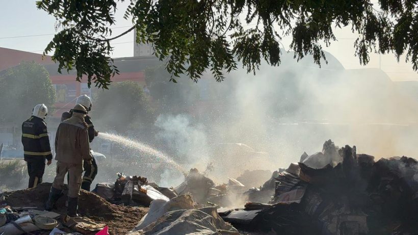 Incêndio de grandes proporções destrói material reciclável e assusta moradores no Itaperi